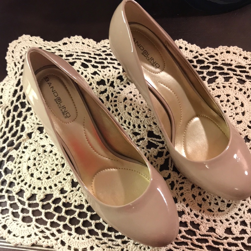 Bandolino tan patten leather heels.    Size: 7.5 M